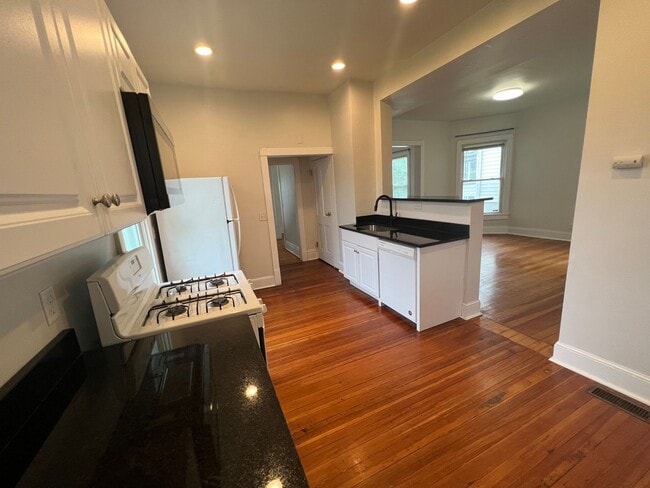 Photo - 3 BR House available in June