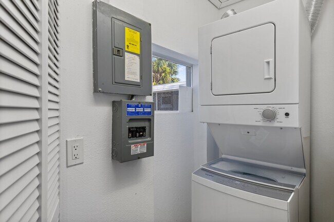 Photo - 310 Burland St