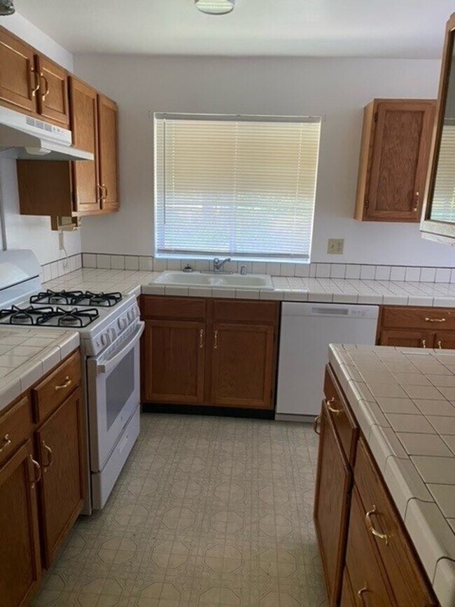 Photo - Lovely spacious home and pet friendly w/3B...