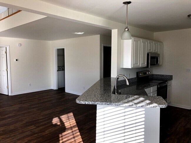 Photo - 3 bed 2.5 bath Spacious Home in Azalea Lakes