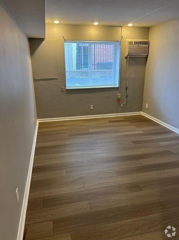 Building Photo - 475 W Grand Ave Rental