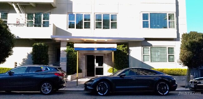 Building Photo - 1000 Green St Unit 802