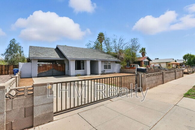 Building Photo - 345 N 15th St