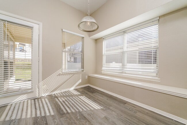 Photo - 409 Creekview Dr