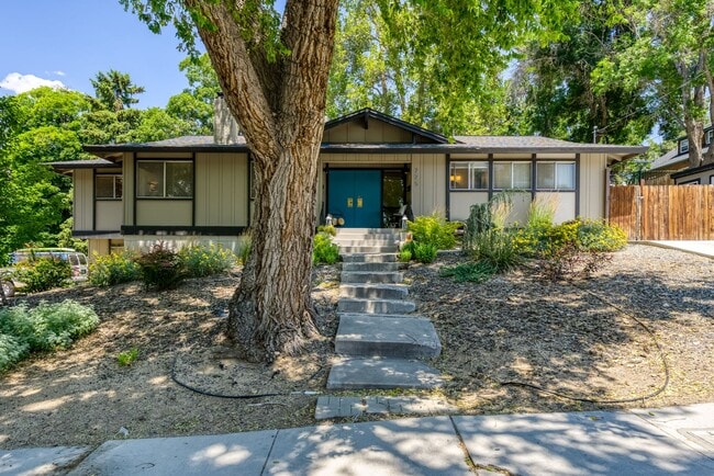 Building Photo - Renovated Mid Century Modern Home in the D...