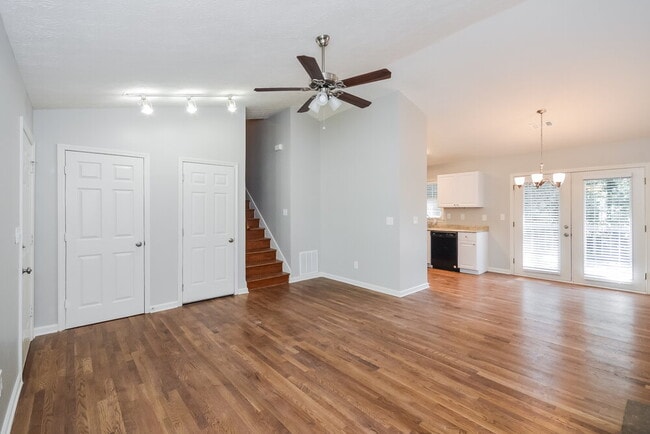 Photo - 381 Canterbury Ln