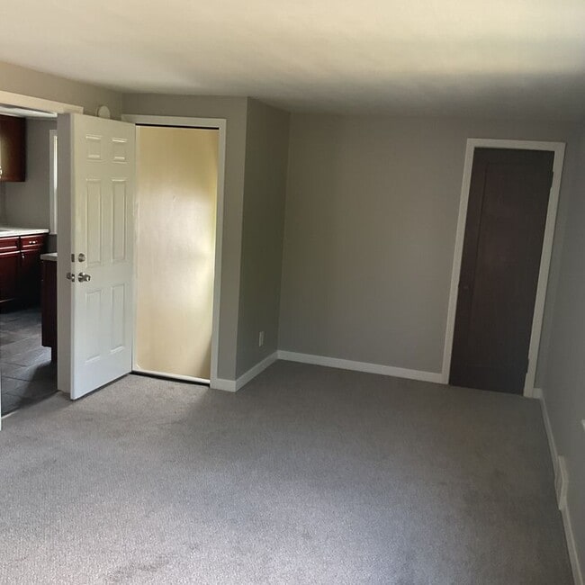 183 Hamilton Dr Unit upper