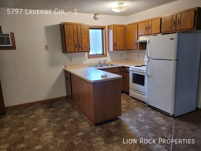 Building Photo - 5797 Laverne Cir N Unit 1 Rental
