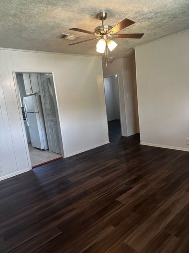 Photo - 402 Newton St