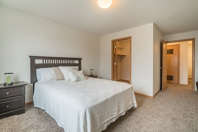 ¡Este dormitorio de retiro podría ser tuyo hoy! - Northbrook Apartments