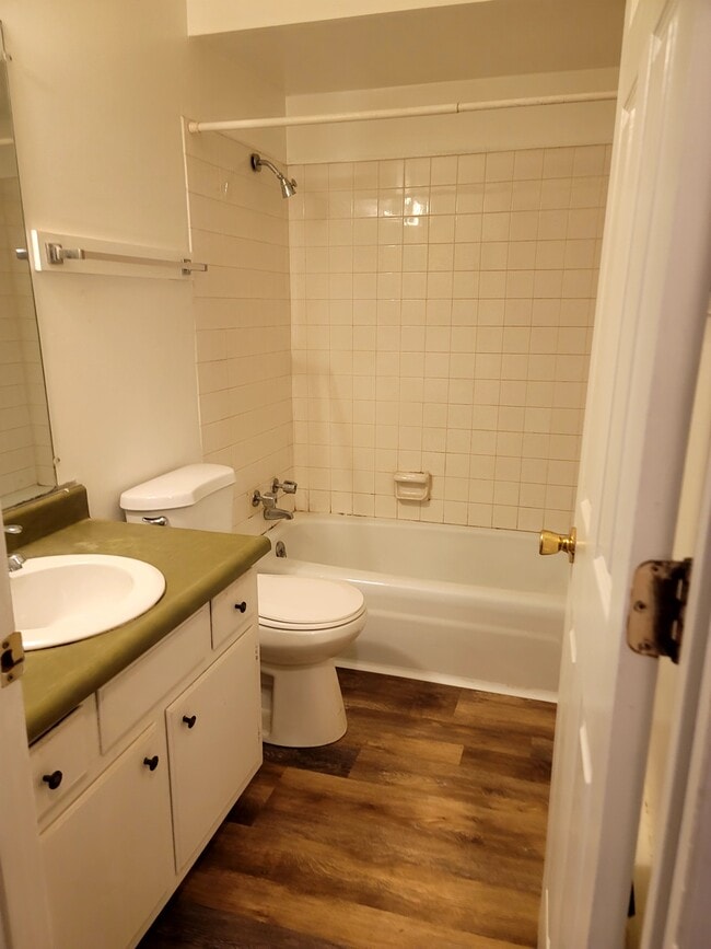 Photo - 105 College Park Ct