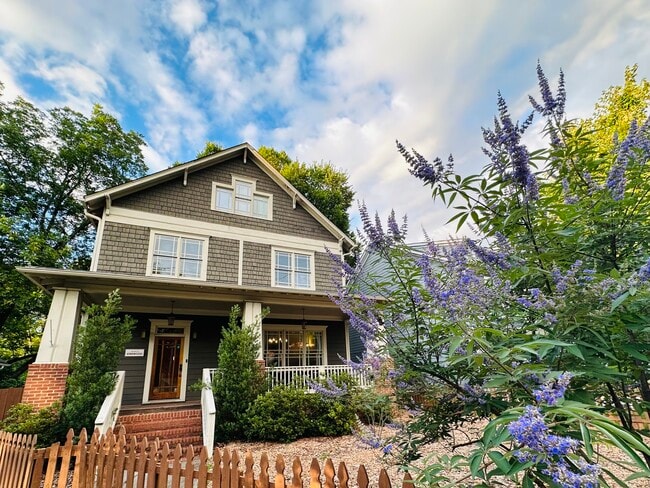 Patio delantero con énfasis en plantaciones nativas. - 1896 Hosea L Williams Dr NE