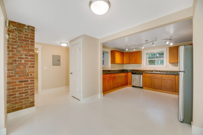 Photo - Amazing 4-Bedroom Daylight Basement in Well-Maintained Triplex! Unit 3