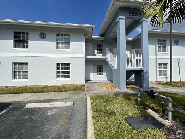 Building Photo - First Floor Two Bedroom Condo- Fort Myers Unit 105