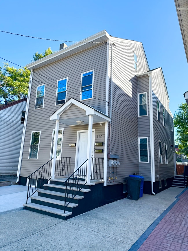 Building Photo - 110 Montgomery St Unit 1