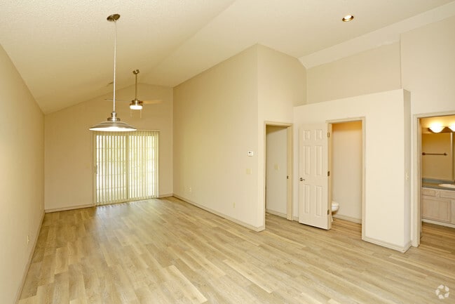 2BR, 1.5BA - 913 SF