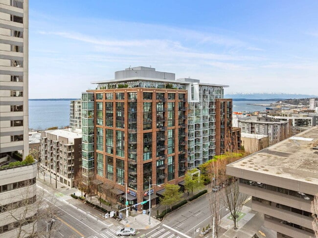 Building Photo - Open 2bdrm 1 bath with floor to ceiling windows! Unit 404