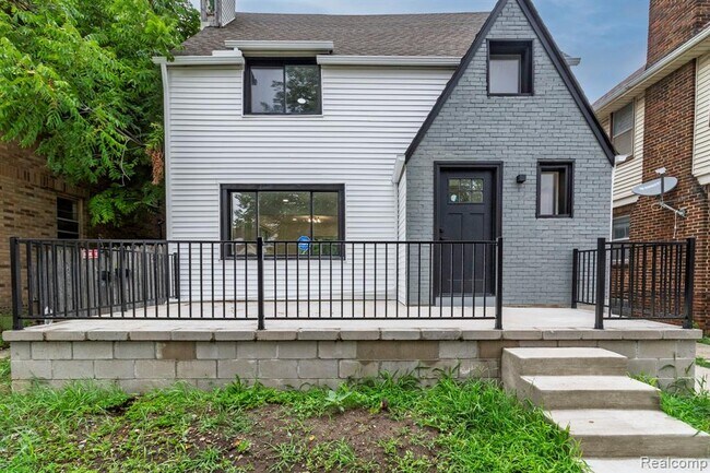 Photo - 2744 Lawrence St