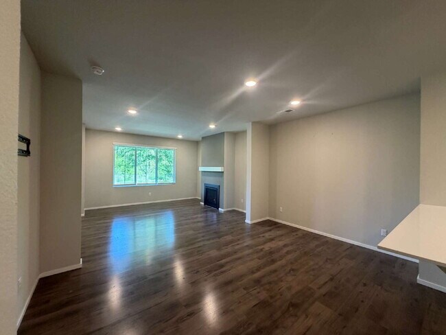 Photo - 3 Bedroom / 2.5 Bathroom Townhome - Near Bethany & PCC