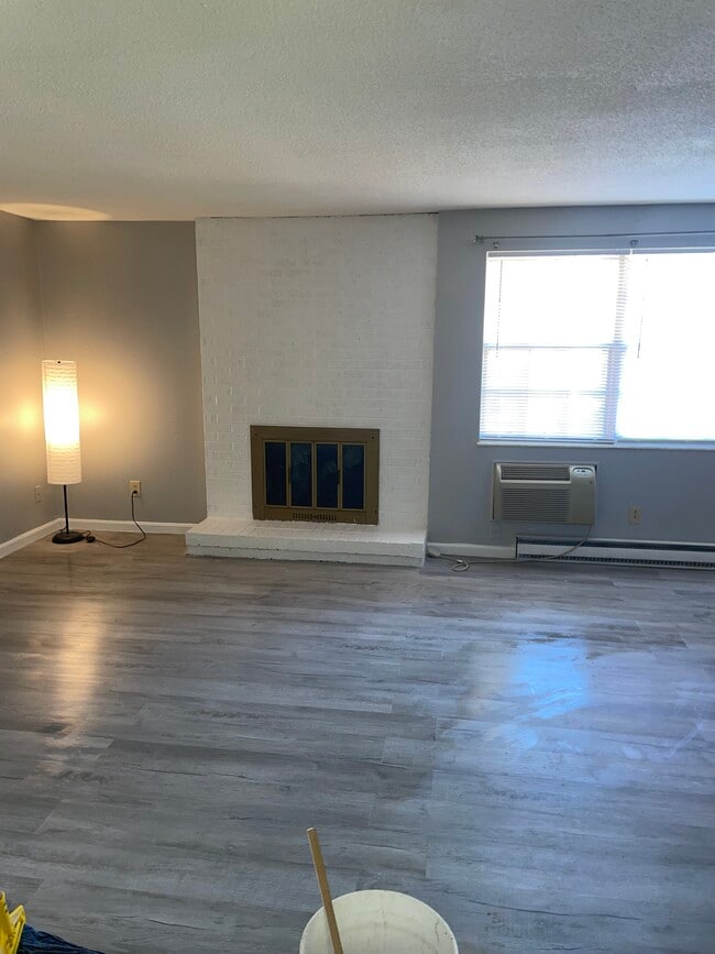 Photo - 2563 W Market St