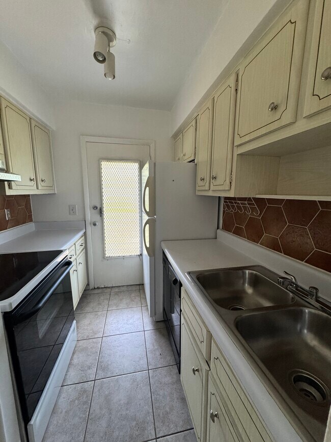 Building Photo - 1431 S 14th Ave Unit 214 Rental