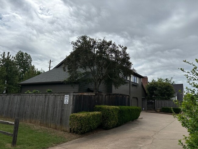 Building Photo - Just Renovated 1,300 SQ' Duplex Across from Woodward Park