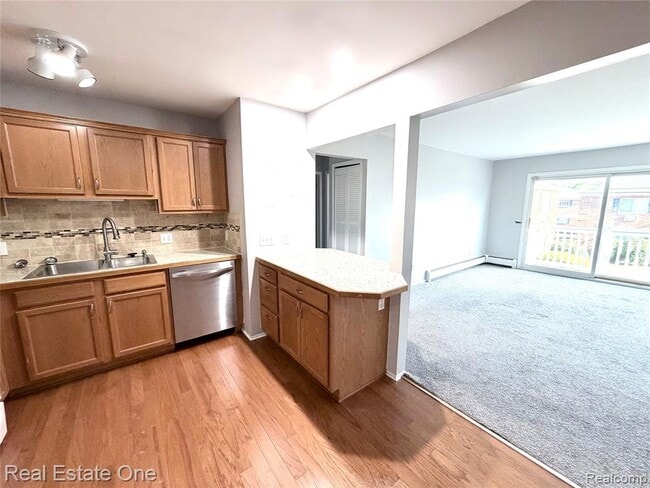 Photo - 2405 Torquay Ave Unit 207