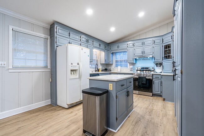 Photo - 702 Chambers Dr NE