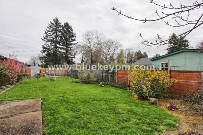 Photo - 3 Bed, 1 Bath Duplex With Fenced Yard in Gresham Near Gresham High School