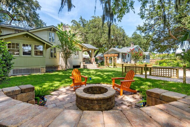 16 1/2 Carrera Street-SI ID1281962P