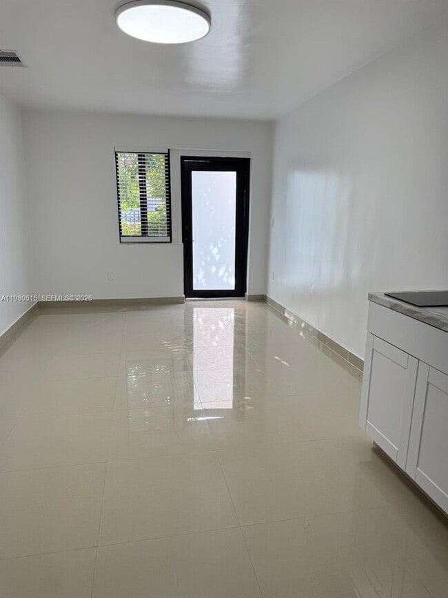 Building Photo - 4700 SW 2nd Terrace Unit 1