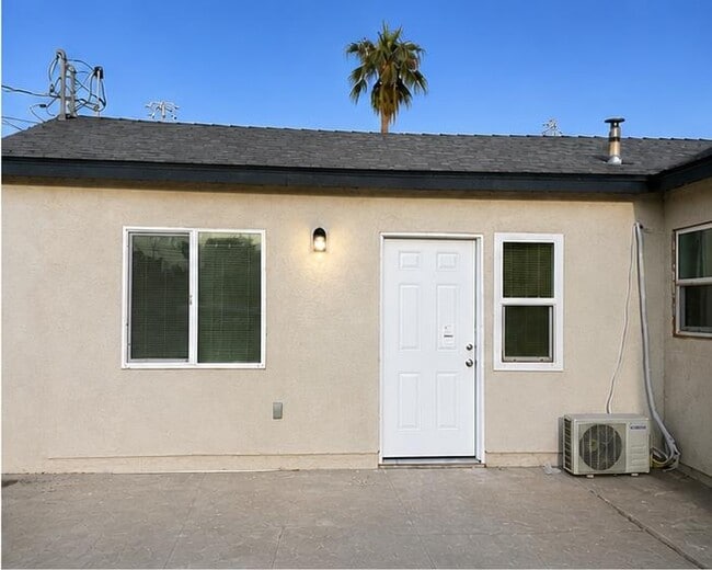 Building Photo - 1506 W Orange Ave