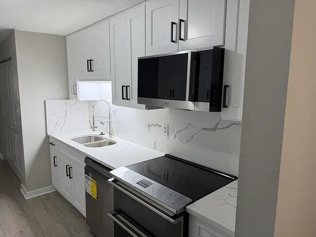 Building Photo - 418 Engle Dr