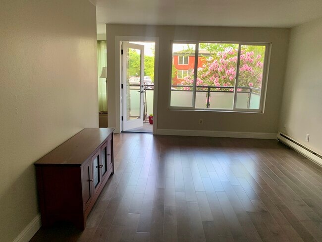 Living room - 5818 NE 70th St Unit A212