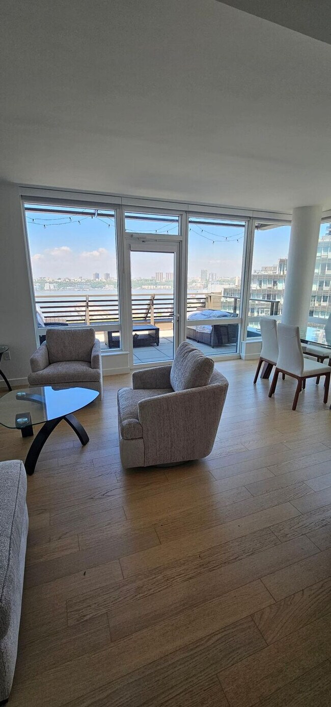 Building Photo - 646 11th Ave Unit ID1461705P