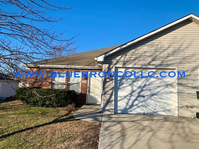 Building Photo - 117-121 SE Rock Garden Ln Unit 117