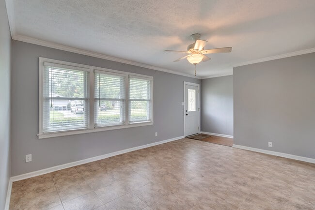 Photo - 319 Tanglewood Rd