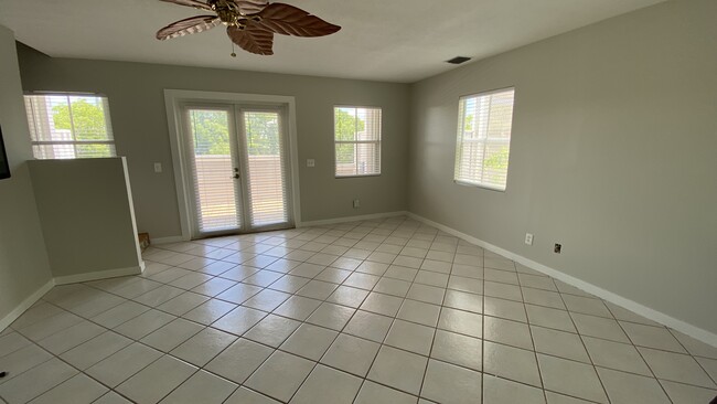 Building Photo - 1075 Duval St Unit R28