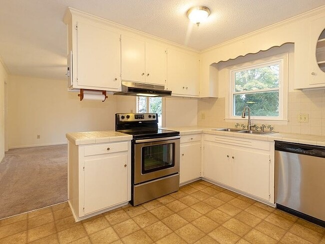 Photo - 408 Pineview Dr