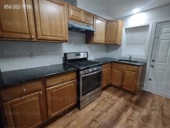Building Photo - 1532 Bradley Ave Unit A