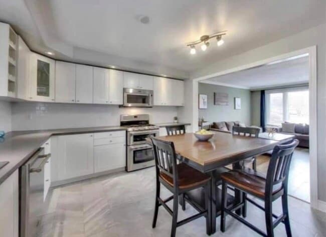 Photo - 221 Maplegrove Av