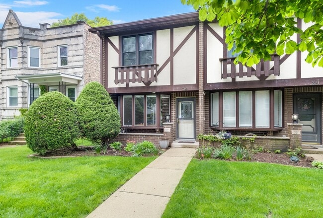 Photo - 319 N Marion St Townhome