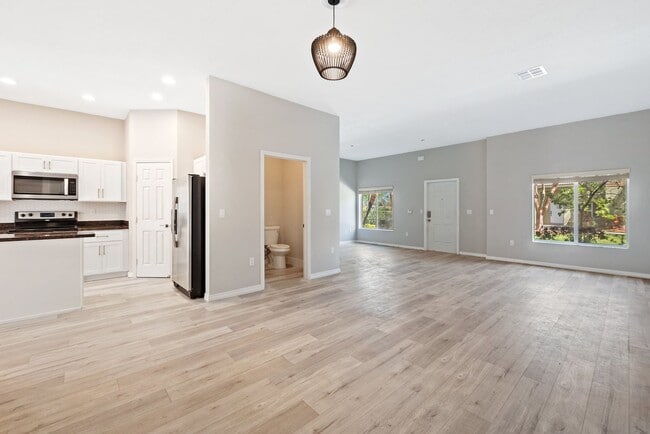 Building Photo - Beautiful 3 bed 2 bathroom home in a peaceful neighborhood