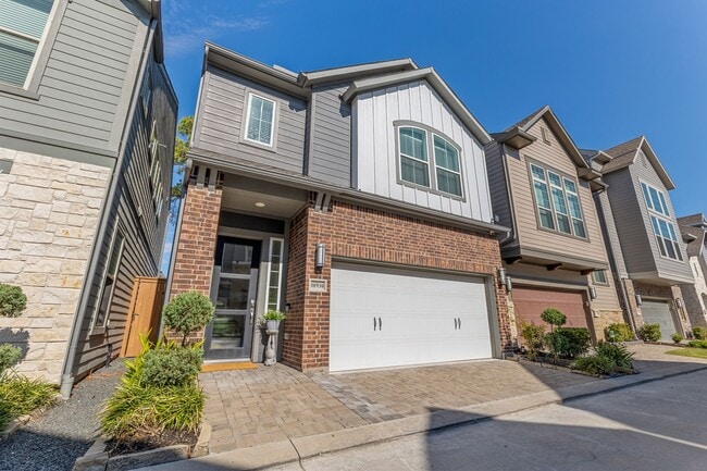 Building Photo - 10930 Brambling Wood Dr