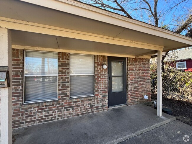 Building Photo - 2 Bedroom 1 Bath Duplex in Fort Worth Rental