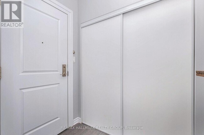 Photo - 682 Churchill Ave N Unité 207