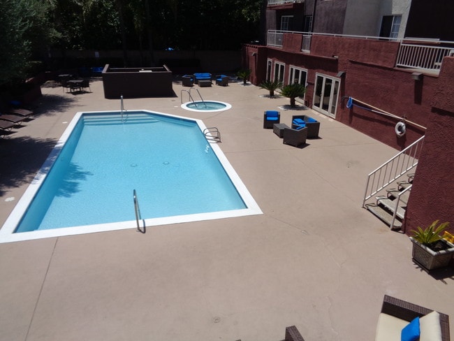 Pool & Business center
