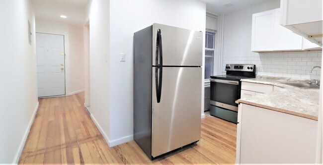 Photo - 67-21 60th St