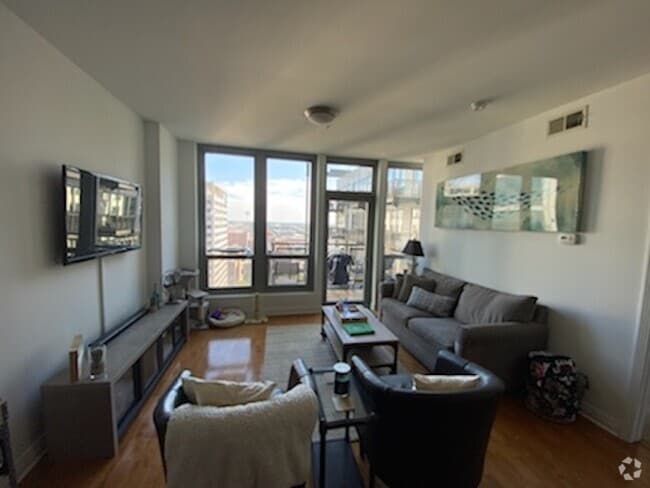 Building Photo - 565 W Quincy St Rental
