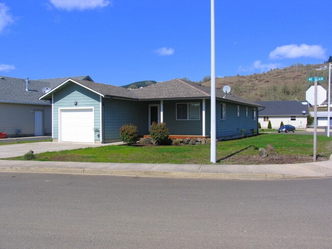 PET FRIENDLY! Nice 3 Bedroom, 1 1/2 Bath w... - PET FRIENDLY! Nice 3 Bedroom, 1 1/2 Bath w... House